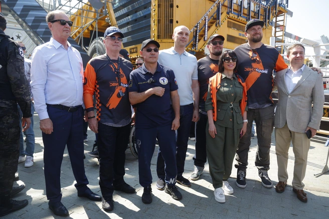 Костя Цзю с врио губернатора Денисом Паслером | Источник: Владислав Лоншаков / E1.RU