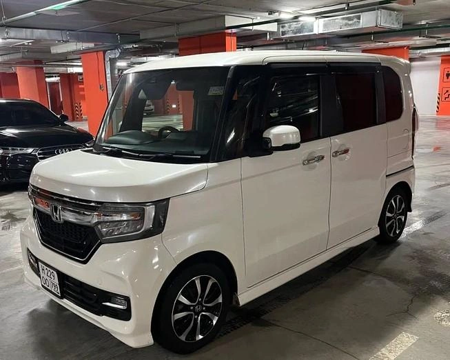 Похожая на мопса Honda N-Box 2017 года выпуска с мотором 0,7 литра (58&nbsp;л.&nbsp;с.) и вариатором стоит 1,2&nbsp;млн рублей. Пробег&nbsp;— 128 тысяч километров | Источник: Auto.ru