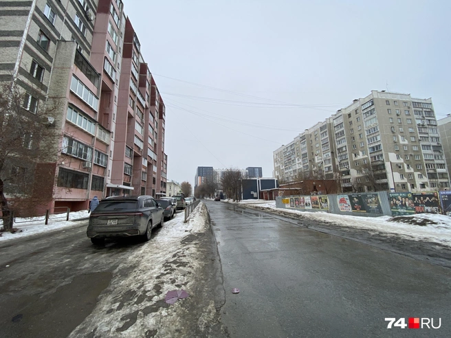 Слева&nbsp;— дом на Комсомольской, 16. От новостройки его будет отделять только эта дорога | Источник: Виталий Гущинский