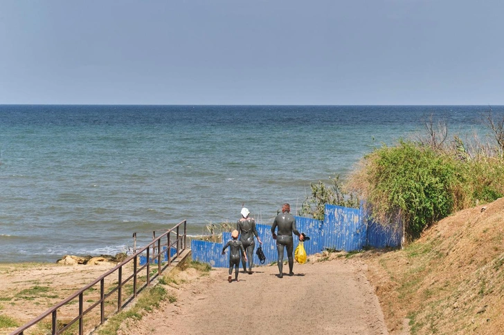 Семья после купания в лечебной грязи, идет к пляжу Азовского моря, недалеко от природного грязевого вулкана Тиздар, Анапа, Россия (архивное фото, сентябрь 2024 года) | Источник: Irina Kononova / Alamy via Legion Media