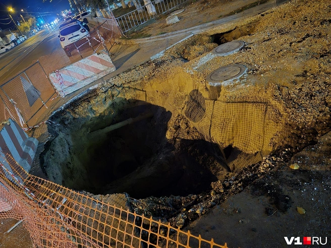 По словам горожан, асфальт здесь начал проваливаться вскоре после ремонта труб теплоснабжения | Источник: Читатели V1.RU