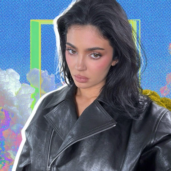 Нюд с длинными ресницами: идея повседневного макияжа от Кайли Дженнер на зиму 2025/26 | Источник: theGirl