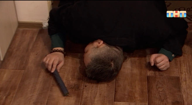 Руденко прислушивается к звукам дома | Источник: Экстрасенсы. Битва сильнейших / Rutube.ru