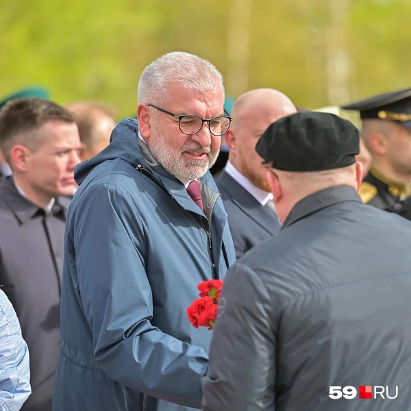 Прикамский омбудсмен Игорь Сапко поприветствовал знакомого | Источник: Василина Любимова / 59.RU