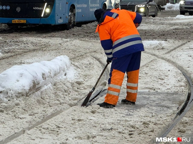 Уборка стрелочного перевода от снега недалеко от метро «Красносельская» | Источник: читатель MSK1.RU