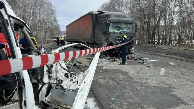 Микроавтобус столкнулся с фурой Dongfeng  | Источник: ГАИ по Челябинской области 