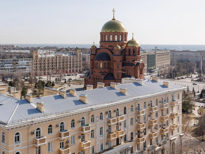 Александро-Невский собор ярко выделяется бордовым кирпичом на фоне кремовых фасадов сталинских зданий. | Источник: Алексей Волхонский / V1.RU