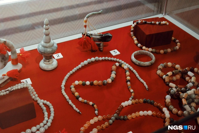 Эти бусы, например, сделаны их нефрита, который в жаркой Мьянме используют для охлаждения | Источник: Маргарита Резникова / NGS.RU