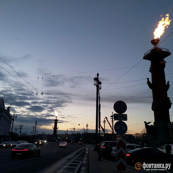 В Петербурге зажгли Ростральные колонны в канун Дня Победы: фото | Источник: Алина Циопа / «Фонтанка.ру»