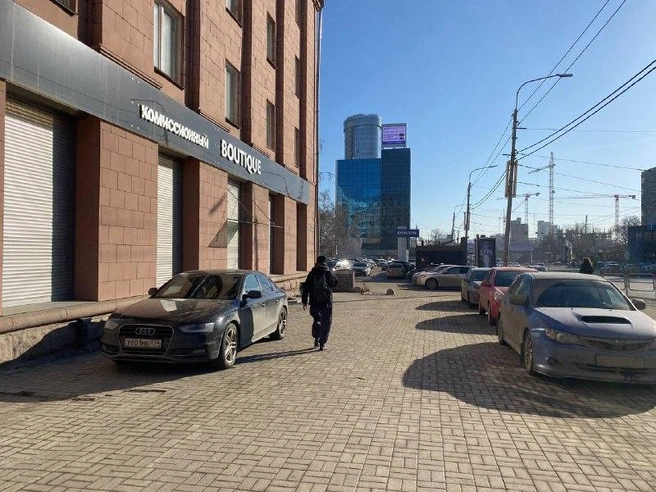 Комиссионный бутик на проспекте Ленина уже который месяц манит парковочных безлимитчиков, не способных пройтись пять минут от огромных парковок по соседству (например, у ТРК&nbsp;«Горки») | Источник: читатель 74.RU