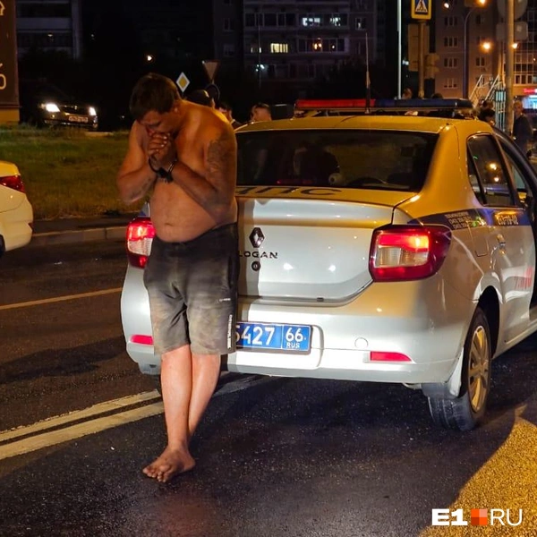 Водитель грузовика вышел на дорогу без футболки и обуви. У него несколько рассечений на лице | Источник: ИА «Ночные новости»