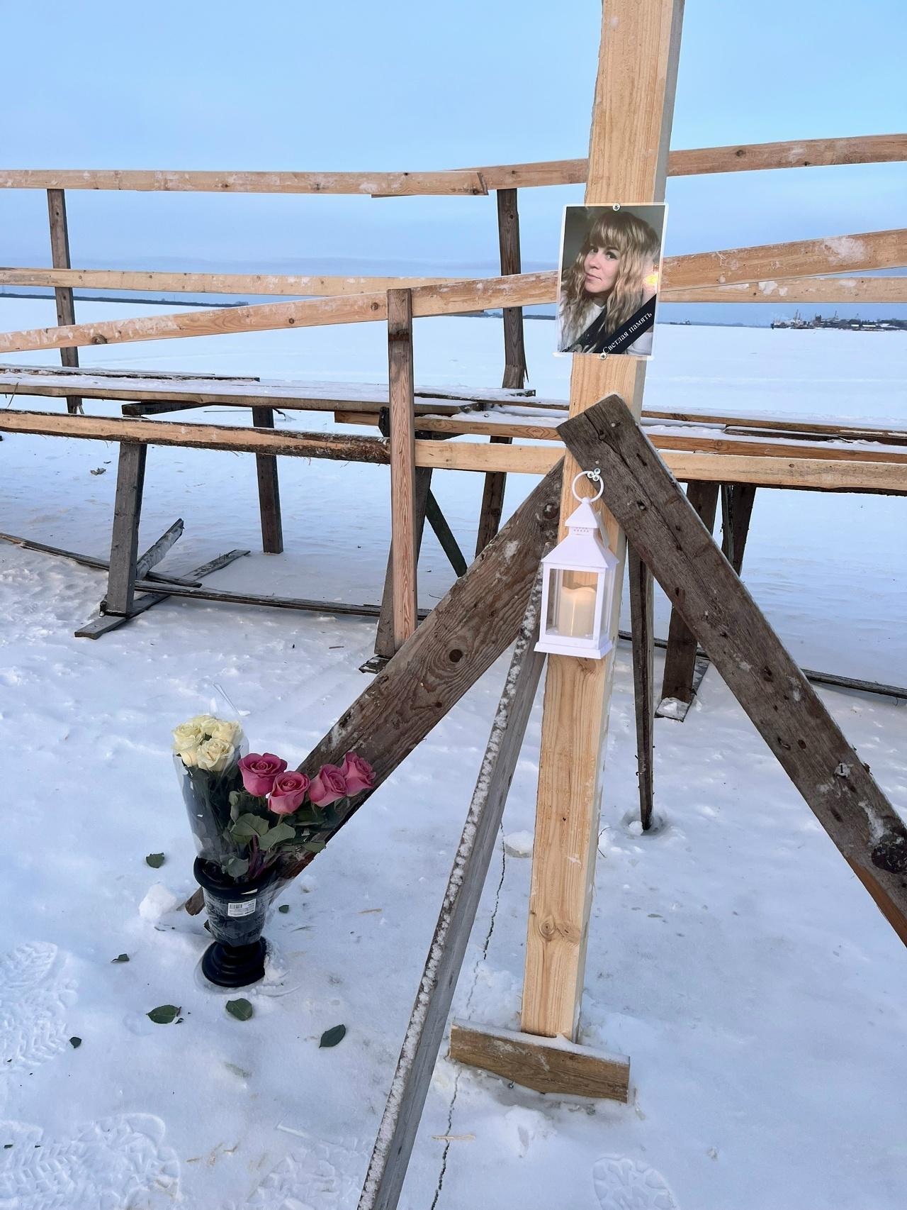 Архангелогородка погибла, катаясь на снегоходе: она врезалась в пешеходную переправу