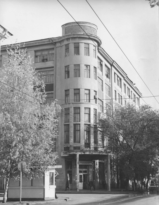 Молодогвардейская, 67 / Некрасовская, 60. Здание для своего торгового дома построил казанский купец Павел Щетинкин в 1914 году. После революции торговые площади заняли Самарский губернский союз потребительских обществ, контора Всесоюзного кооперативного банка. В начале 30-х у здания надстроили еще три этажа. Там успели поработать правления разных торговых организаций, военторг. Сейчас среди контор, которые работают здесь, например, дом моды и Росвоенипотека | Источник: фотофонд Самарского областного государственного архива социально-политической истории