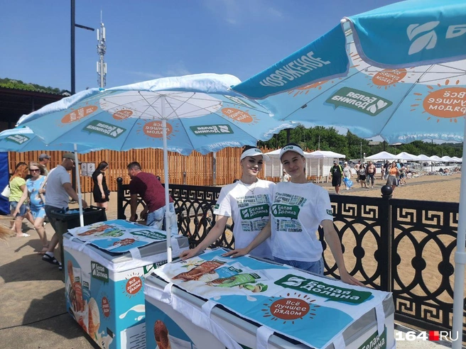 Девушки еще с утра раздали несколько коробок мороженого | Источник: Сергей Гендин / 164.RU