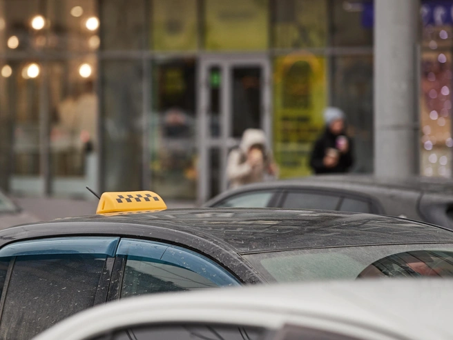 Таксисты активно используют несколько приложений для поиска заказов | Источник: Александр Ощепков / NGS.RU
