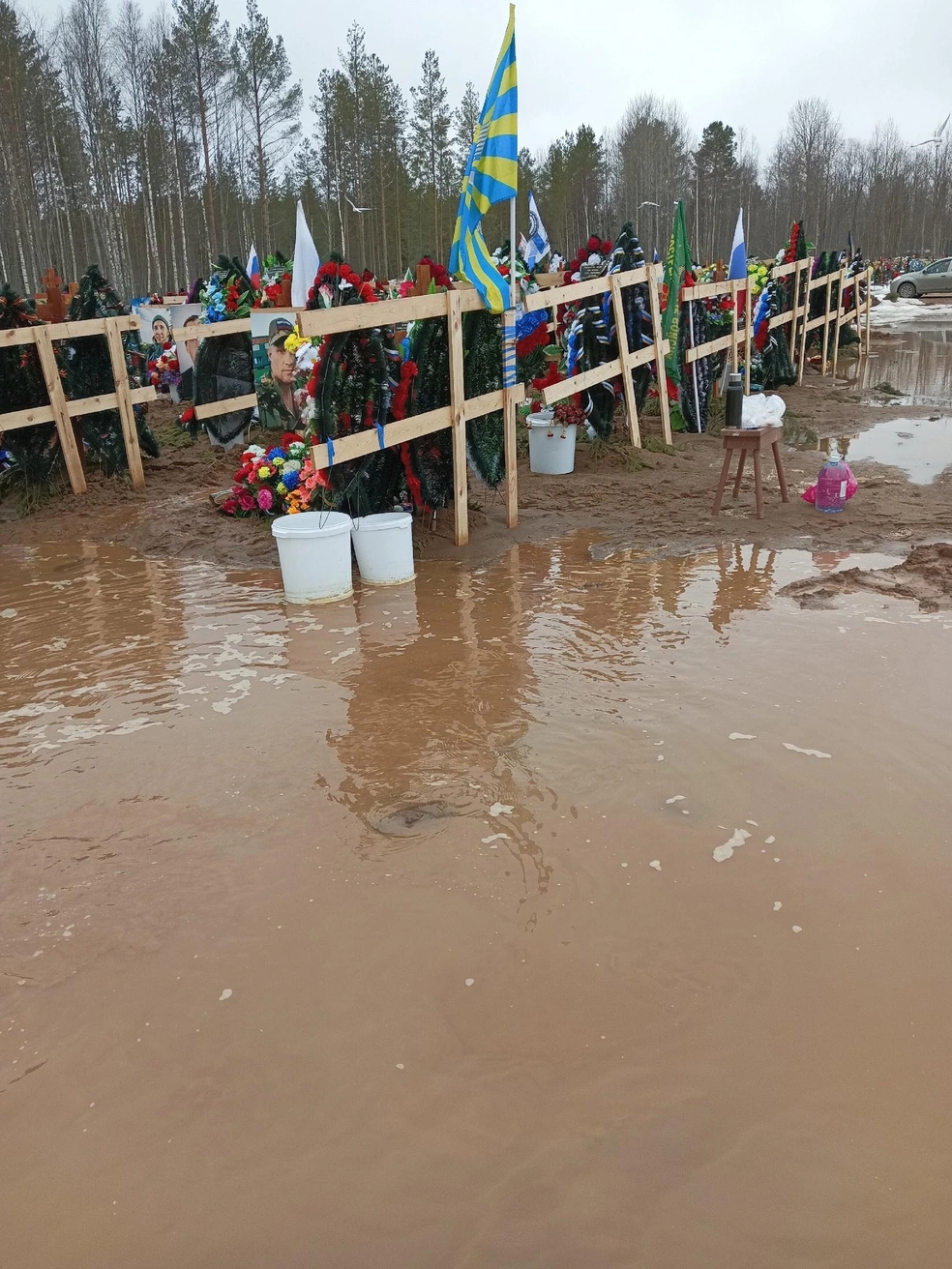 Под Архангельском затопило кладбище Валдушки, где хоронят участников СВО -  30 апреля 2024 - 29.ру