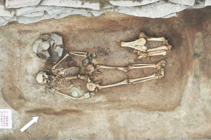 Фото №1 - В Хакасии обнаружено богатое погребение бронзового века