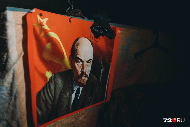 Едва ли не самый пестрый набор вещей&nbsp;— в комнате отдыха для дворников и уборщиков. Гвоздями к шкафу, например, прибили портрет вождя пролетариата | Источник: Ирина Шарова / 72.RU 