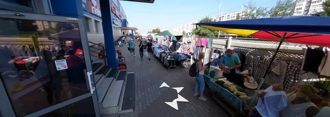 Вот так теперь выглядит широкий тротуар перед ТЦ | Источник: yandex.ru/map