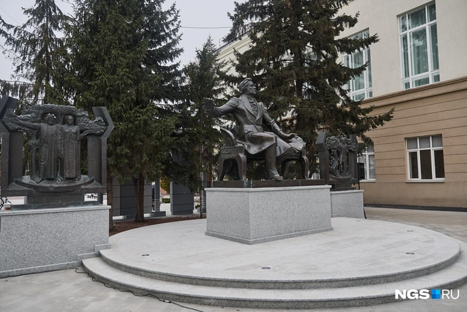 Памятник Глинке находится возле консерватории | Источник: Александр Ощепков / NGS.RU