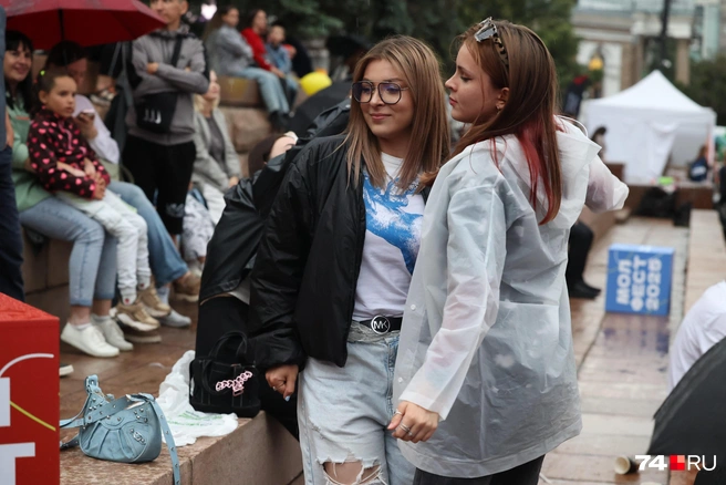 К счастью, многие предусмотрительно подготовились. Некоторые даже взяли дождевики | Источник: Дарья Пона