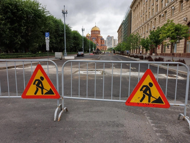 На свежем асфальте заметны белые пятна люков | Источник: Алексей Волхонский / V1.RU