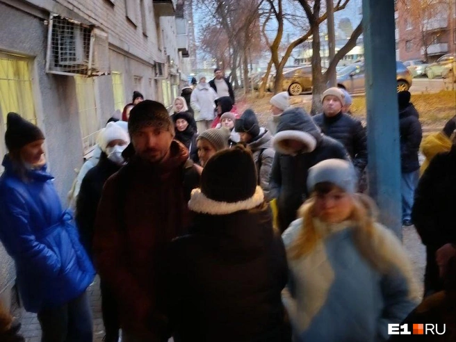 В субботу, 6 декабря, в отделении на Фрунзе выстроилась очередь из родителей. Оказалось, что они ждали напрасно | Источник: Татьяна, читательница E1.RU