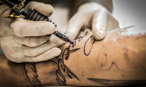 Красиво, но рискованно: россияне рассказали, зачем делают татуировки