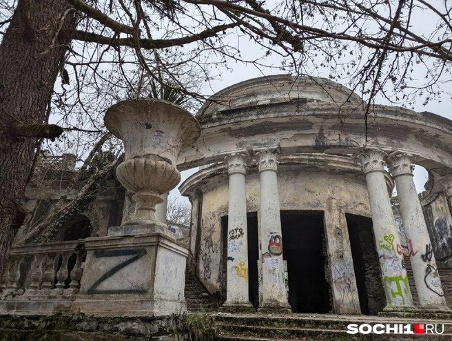 У времени свои законы, у людей&nbsp;— свои. Одни создавали эту лепнину, другие рисуют на ней маркером и ломают стены в поисках клада | Источник: Оксана Витязь / SOCHI1.RU