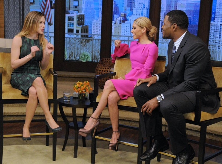 Скарлетт Йоханссон (Scarlett Johansson) в эфире ток-шоу «С Келли и Майклом» | Источник: getty images