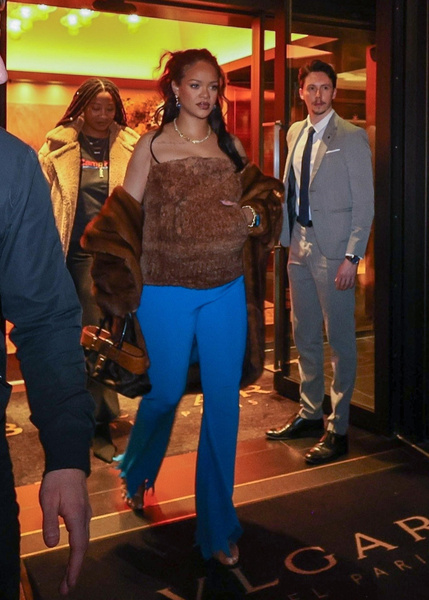 Синие брюки + топ с карманами на животе — новый необычный образ беременной Рианны