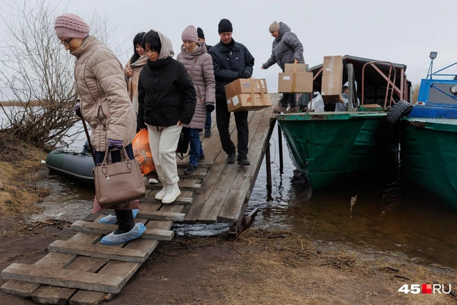 Катер не пустует никогда&nbsp;— в любое время народу много. В селе Барино полторы тысячи человек | Источник: Ирина Шарова / 45.RU 