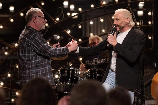 Анатолий Алешин и Евгений Маргулис, который два года был басистом и бэк-вокалистом ВИА «Аракс», на «Квартирнике Маргулиса» в театре Ленком | Источник: Легендарная группа «Аракс» / vk.com