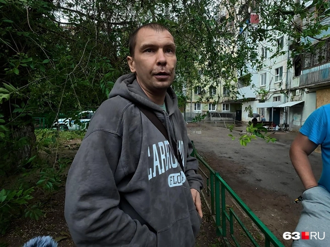 Мужчина прожил в этом доме 30 лет. Одежда, в которую он одет сейчас,&nbsp;— гумпомощь от горожан | Источник: Алексей Ногинский / 63.RU