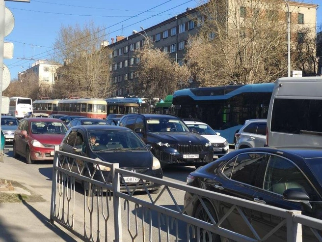Автомобилистам приходится проводить много времени в дорожных заторах | Источник: читательница E1.RU
