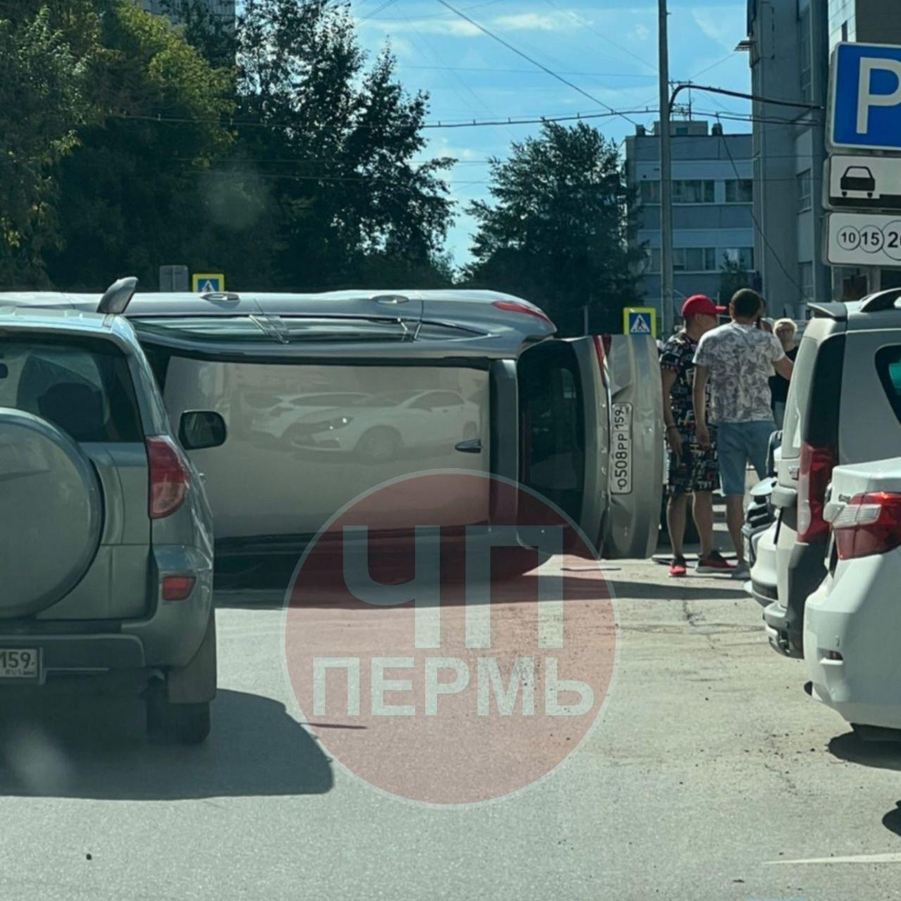 На улице Пермской перевернулся автомобиль, в котором везли детей - 7  августа 2023 - 59.ру