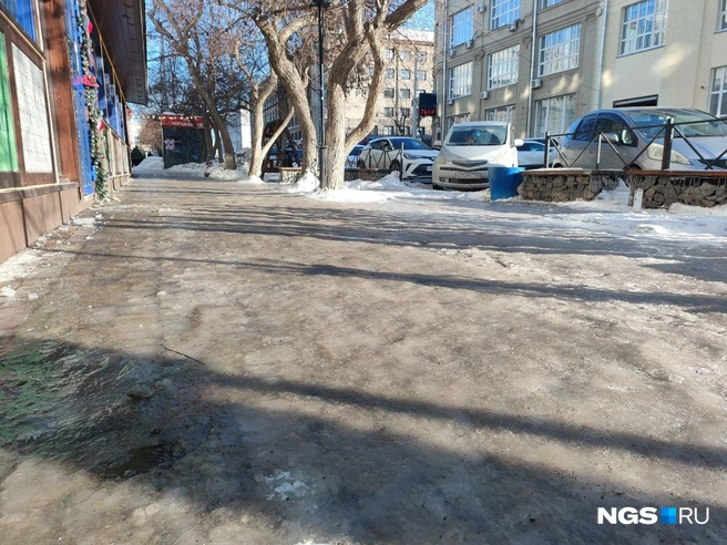 На дороге появились ледяные бугры | Источник: Нина Раневская / NGS.RU