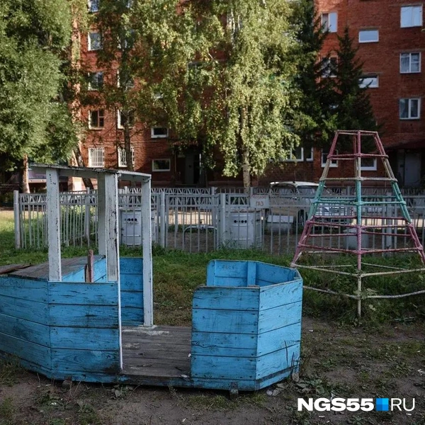 Гнилые аттракционы, а на заднем плане — газ | Источник: Евгений Софийчук / NGS55.RU