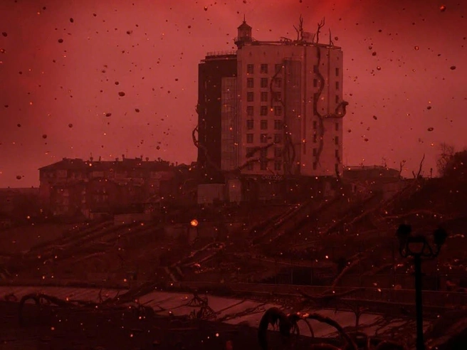 Набережная, затянутая искореженными растениями и усыпанная пеплом | Источник: Дмитрий Гладышев / Городские медиа