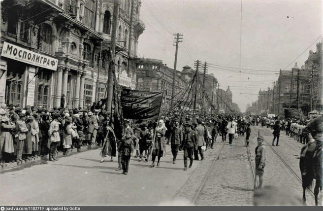 Первомайская демонстрация на ул. Энгельса, 1923–1926 годы | Источник: Pastvu.com