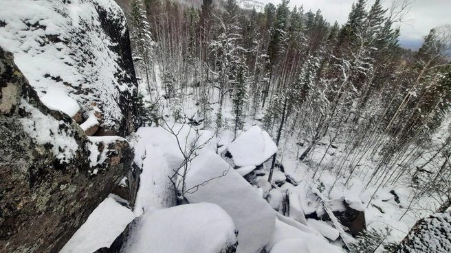 В этой местности много гротов, где могли укрыться от непогоды Усольцевы | Источник: Ирина Якунина