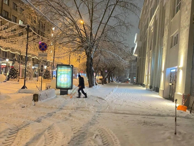 Тротуары оказались под толстым слоем снега. | Источник: Анастасия Хрипушина/NGS.RU