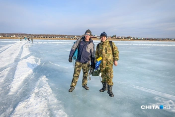 На озере было скользко, но это не мешало фотографироваться | Источник: Олег Фёдоров / CHITA.RU