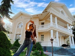 Кричащая роскошь и гараж на 12 машин: как выглядит особняк Лободы в Подмосковье, который она продает за 850 млн