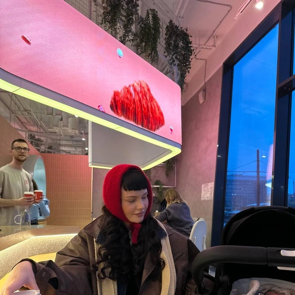 Карапуз часто выбирается из дома вместе с родителями | Источник: Софакафа / Telegram