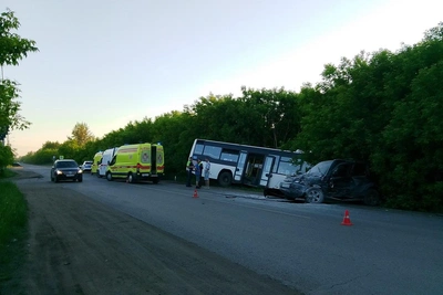 Автобус улетел в кювет после ДТП с легковушкой в Омске