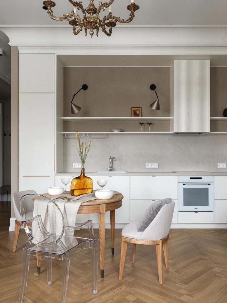 Стулья, Lagom и Kartell. Бра, La Redoute. | Источник: Максим Максимов. Стиль: Светлана Окулова