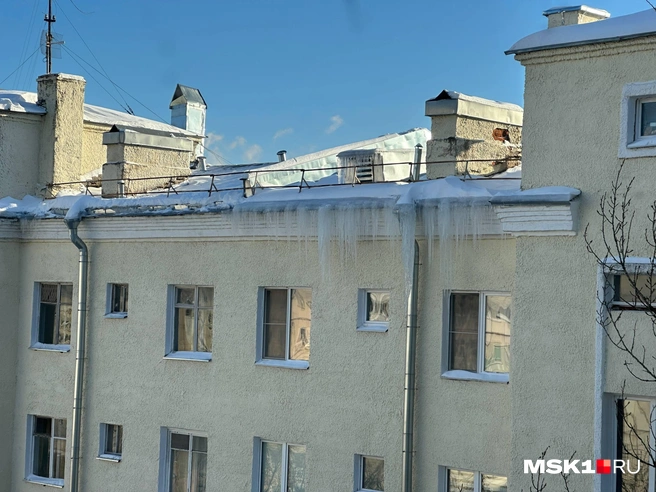 Одна из таких сосулек свалилась на пенсионерку | Источник: Андрей Кузнецов / MSK1.RU