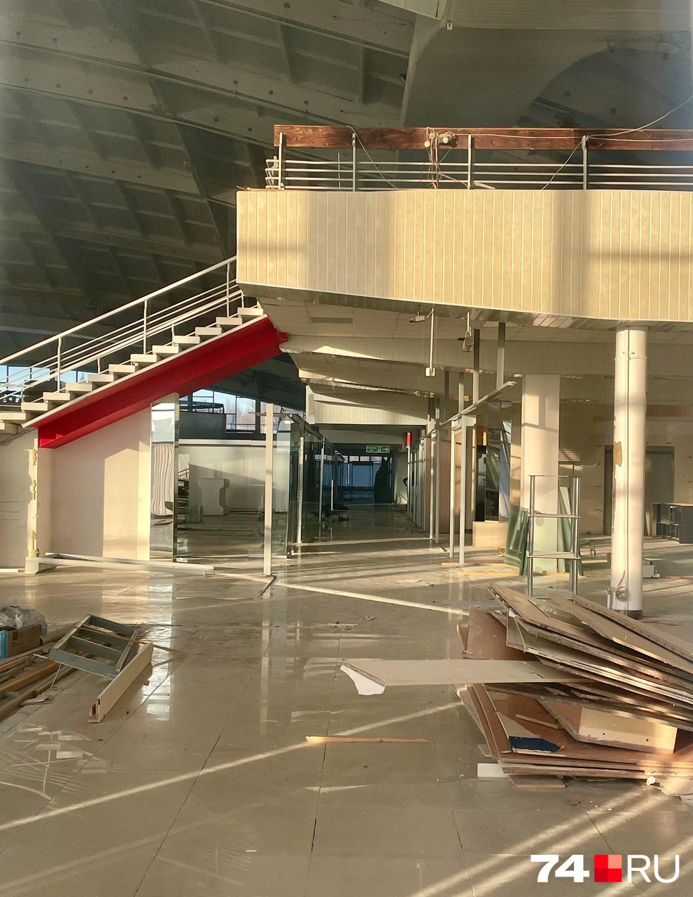 Плитку жалко — во многих местах она вполне приличная | Источник: Михаил Шилкин