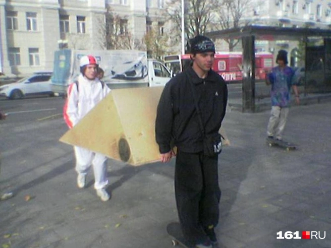 Этот телефон старше тех, кого им сфотографировали | Источник: Евгений Вдовин / 161.RU